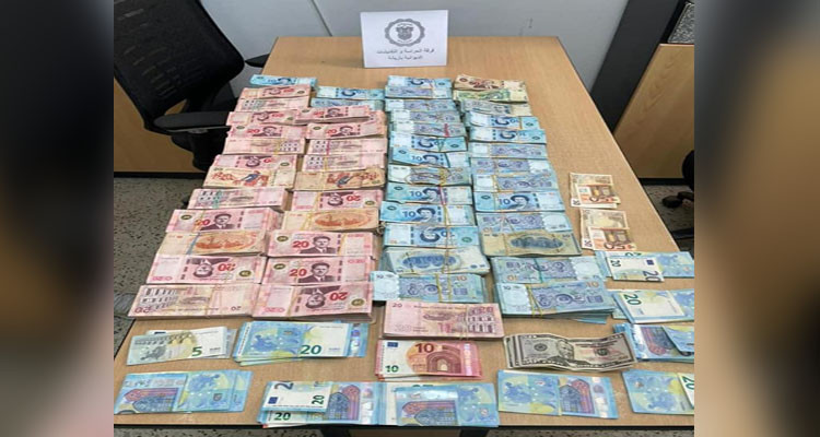 إحباط محاولة تهريب مبالغ من العملة بحوالي 136 ألف دينار