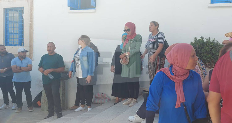 أعوان الآلية 20 ينفذون وقفة احتجاجية أمام رئاسة الحكومة بالقصبة