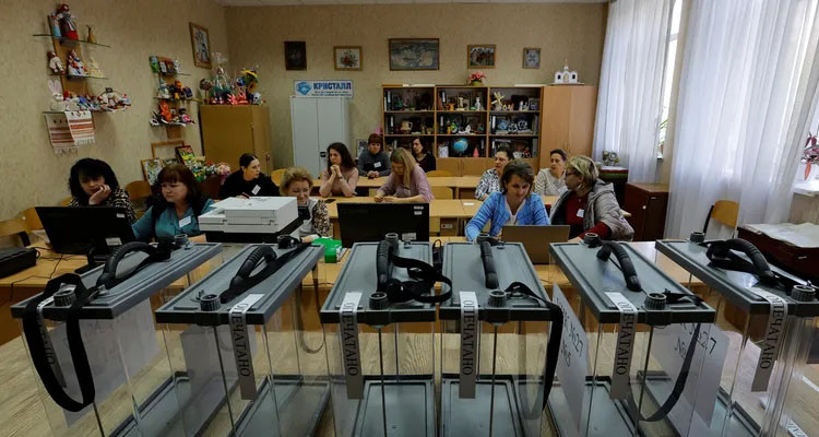 انطلاق استفتاءات الانضمام إلى روسيا في 4 مناطق أوكرانية