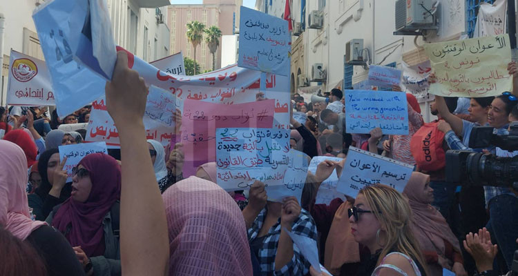 المعلمون النواب ينفذون وقفة احتجاجية أمام وزارة التربية