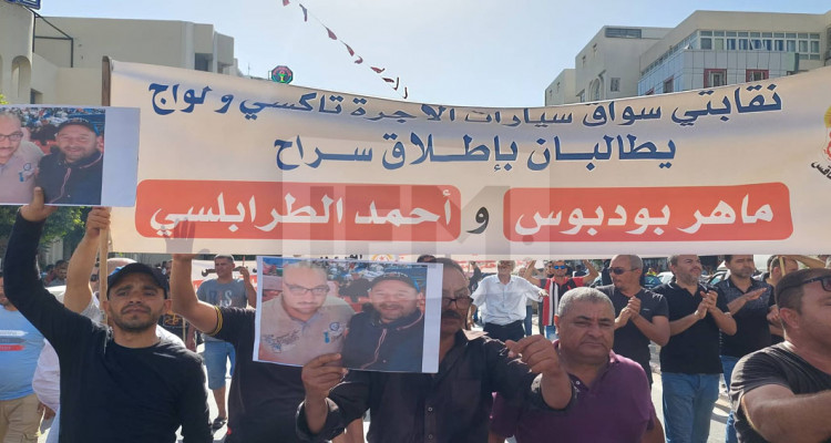 صفاقس: وقفة احتجاجية لسائقي سيارات التاكسي الفردي أمام الولاية