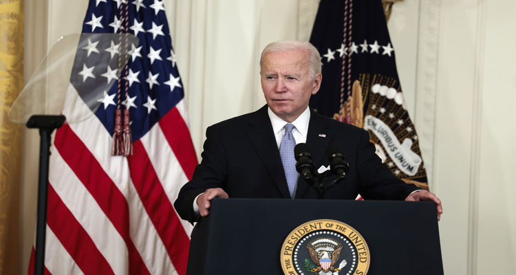 بايدن يحمّل السعودية وروسيا مسؤولية ارتفاع أسعار البنزين