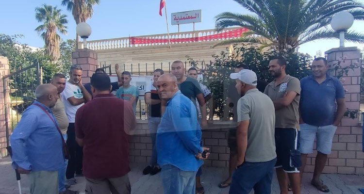 بوعرقوب: أصحاب الشاحنات ينفذون وقفة احتجاجية أمام المعتمدية