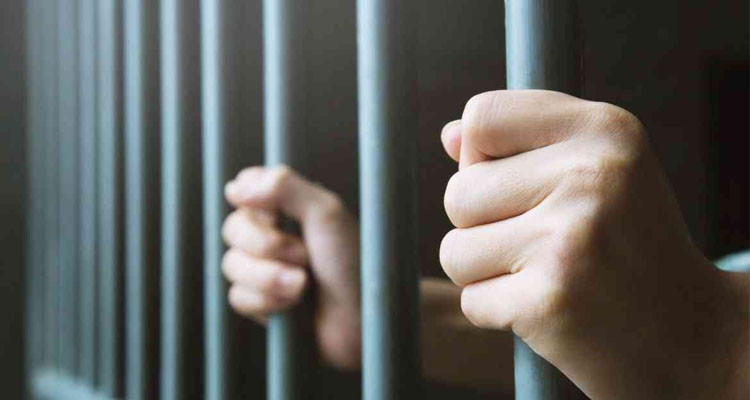 بسبب التقصير والإهمال: سجين يفقد بصره في السجن وزوجته توضح