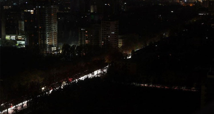 كييف تسعى إلى إعادة التيار الكهربائي إلى ملايين الأوكرانيين