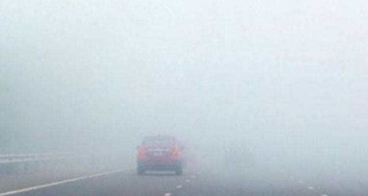 ضباب كثيف يحجب الرؤية بالطريق السيارة أ1
