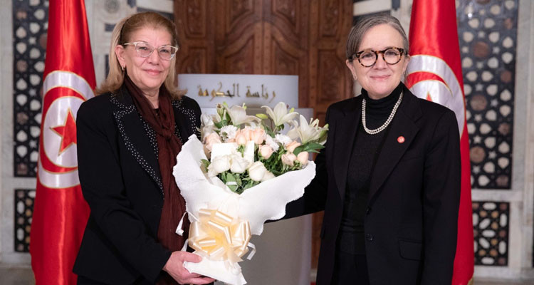 نجلاء بودن تكرّم الموظفة بديوان رئاسة الحكومة بمناسبة إحالتها على التقاعد