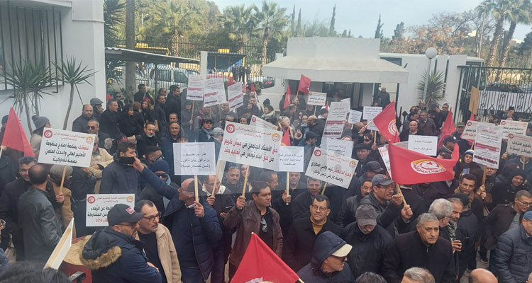 أمام وزارة التعليم: الجامعة العامة للتعليم العالي تنفذ وقفة احتجاجية