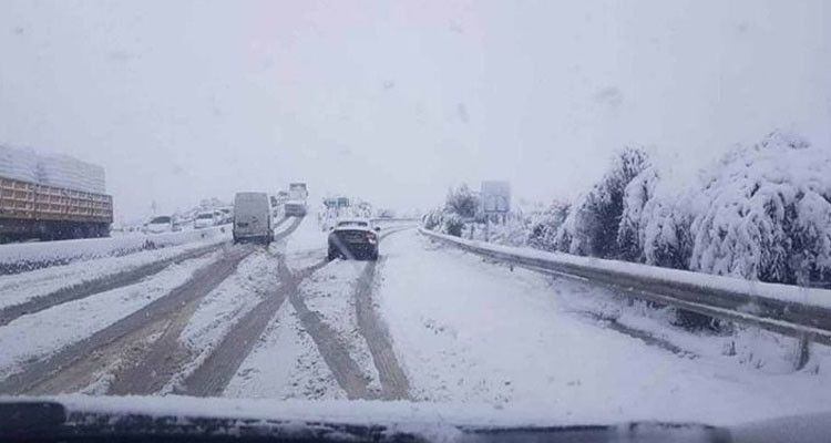 بسبب تساقط الثلوج: انقطاع حركة المرور بالطريق الوطنية رقم 17
