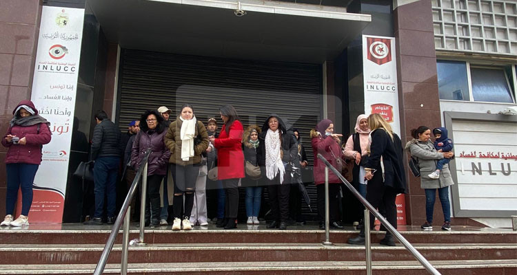 أعوان وموظفي هيئة مكافحة الفساد ينفذون وقفة احتجاجية أمام مقر الهيئة