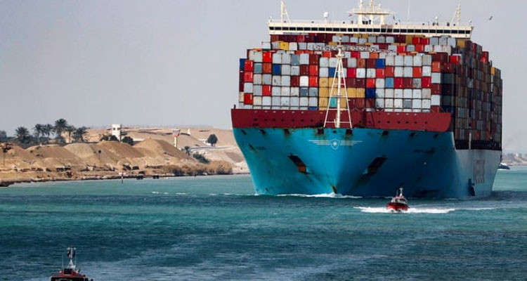 جنوح سفينة بضائع في قناة السويس ومحاولات لتعويمها