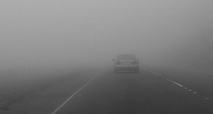 وزارة الداخلية: ضباب كثيف يحجب الرؤية بعدد من الطرقات