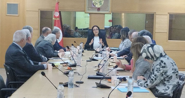 وزيرة التجارة تؤكد ضرورة إعطاء دفع جديد لعمل الغرف في كنف احترام القانون