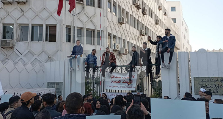 طلبة الحقوق ينفذون وقفة احتجاجية أمام وزارة التعليم العالي والبحث العلمي