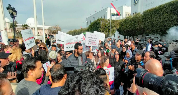 عبد الرؤوف بالي: ''نقابة الصحفيين سترفع عدد من القضايا ضد الحكومة''