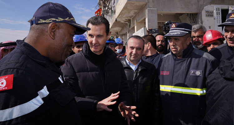 بشار الأسد يؤدي زيارة إلى موقع تعمل فيه فرق الإنقاذ على رفع الأنقاض والدمار