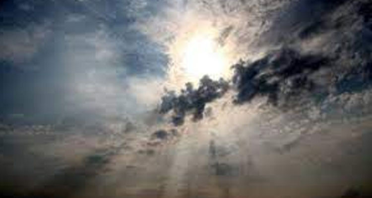 أجواء مغيمة جزئيا إلى كثيفة السحب بالشمال والوسط مع أمطار ضعيفة