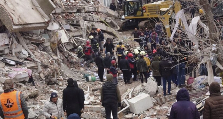 بعد الزلزال في تركيا وسوريا: عمليات البحث عن ناجين مستمرة في ظروف قاسية
