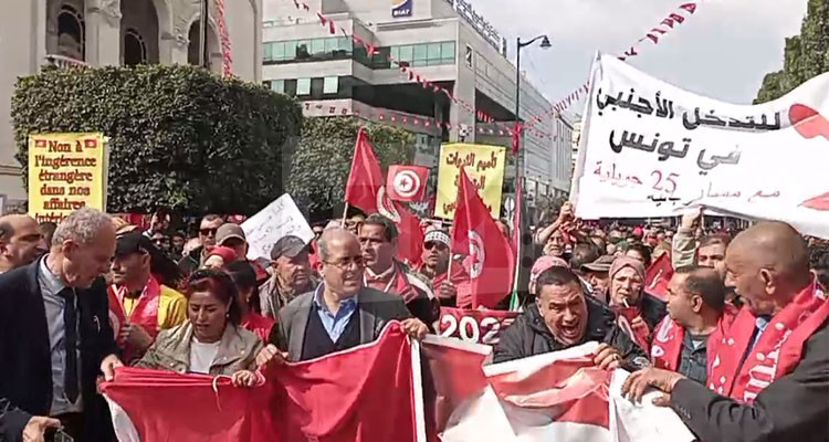 بمناسبة عيد الاستقلال: مسيرة لمساندي مسار 25  جويلية في شارع الحبيب بورقيبة