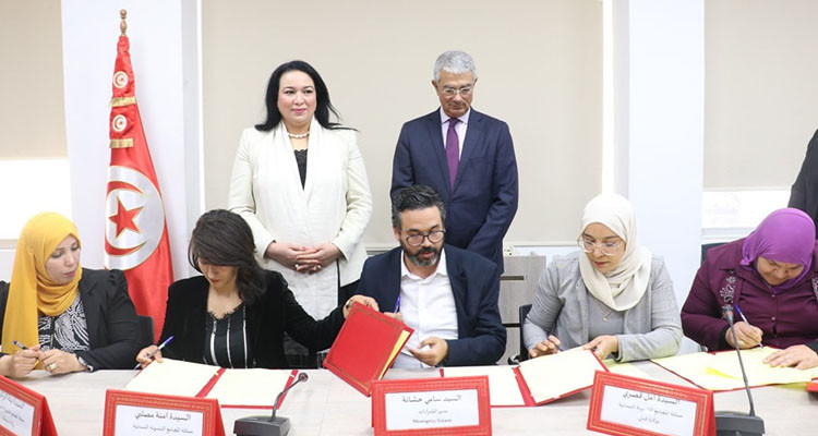 إمضاء مذكرة تفاهم بين 13 مجمعا تنمويا نسائيا وعدد من المساحات التجارية الكبرى