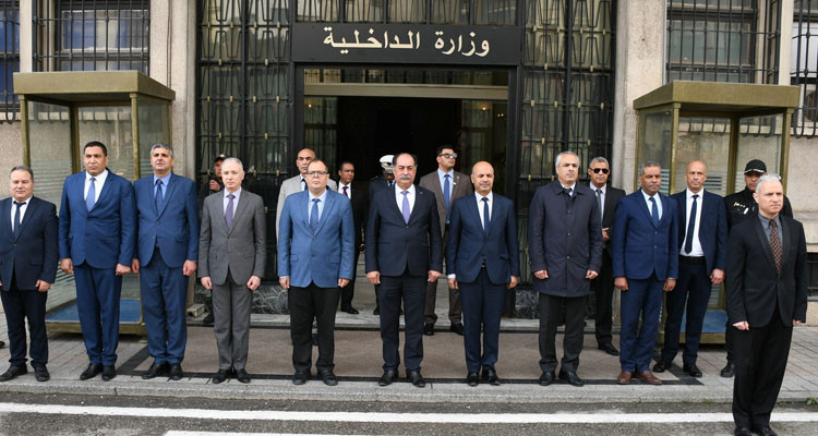 وزير الداخلية يشرف على موكب تحية العلم بمناسبة عيد الإستقلال