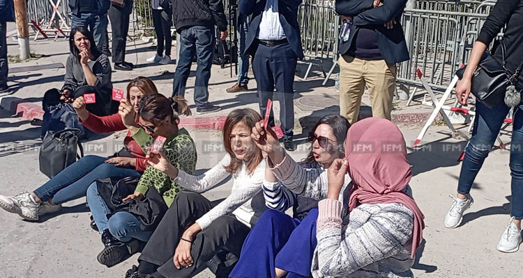 الصحفيون يحتجون أمام البرلمان بعد منعهم من الدخول