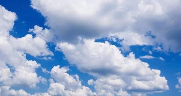 أجواء مغيمة جزئيا بأغلب الجهات