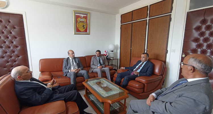 جلسة عمل بديوان التونسيين بالخارج لبحث سبل تطوير البرامج الموجهة للجالية التونسية