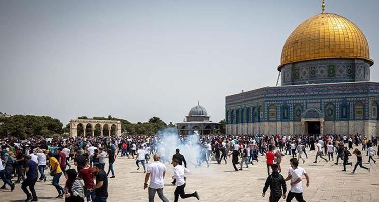 اقتحام باحات المسجد الأقصى والاعتداء على المصلين