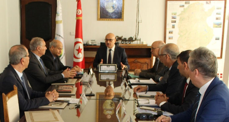 وزارة الفلاحة وممثلو مركزيات الحليب يتفقان على برنامج توريد الأعلاف الخشنة