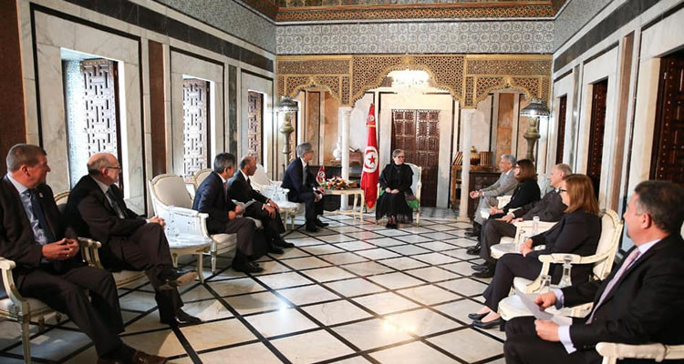 رئيسة الحكومة تستقبل وفدا عن المجمع العالمي الياباني