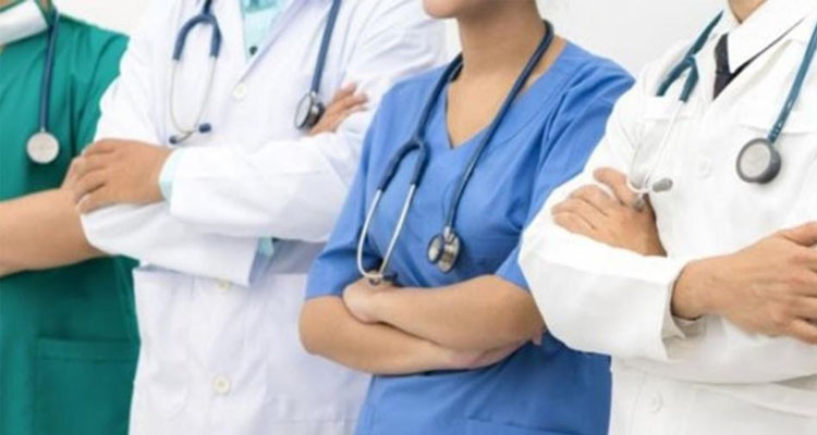 نقابة الأطباء والصيادلة تدين القرار الوزاري المتعلق بتصنيف أطباء الخط الأول