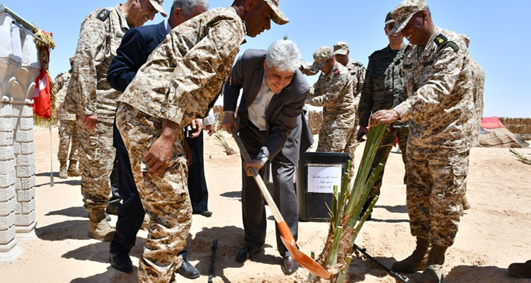 وزير الدفاع يعطي إشارة انطلاق غراسة النخيل بمنطقة المحدث في قبلي