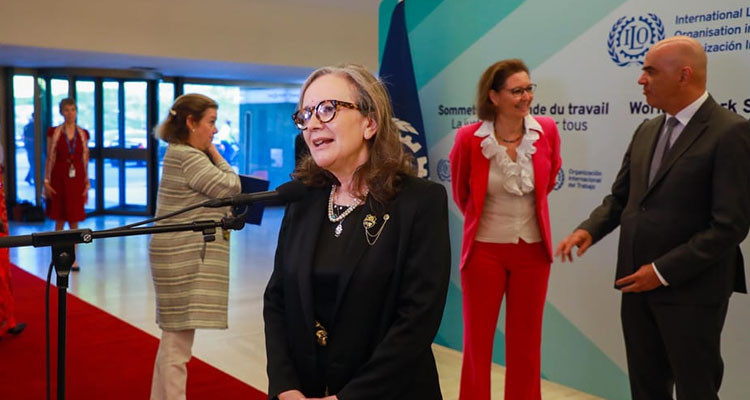 رئيسة الحكومة تناشد المجتمع الدولي بأسره للوقوف وراء قضية العدالة الاجتماعية