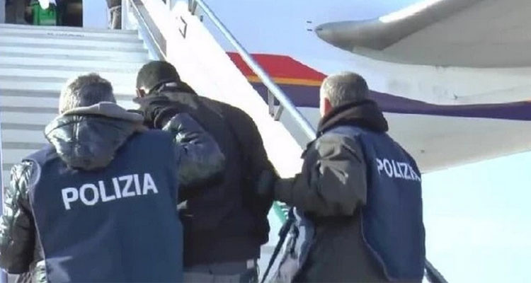 رمضان بن عمر: إيطاليا تواصل الترحيل القسري للمهاجرين عبر مطار طبرقة