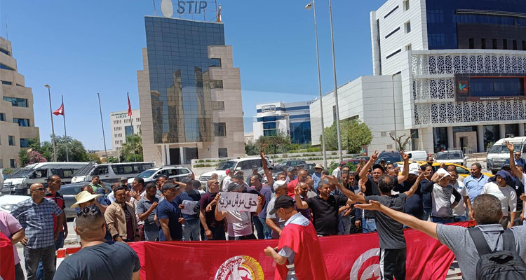 أعوان شركة النقل والشحن والتوزيع ينفذون وقفة احتجاجية أمام مقر الشركة