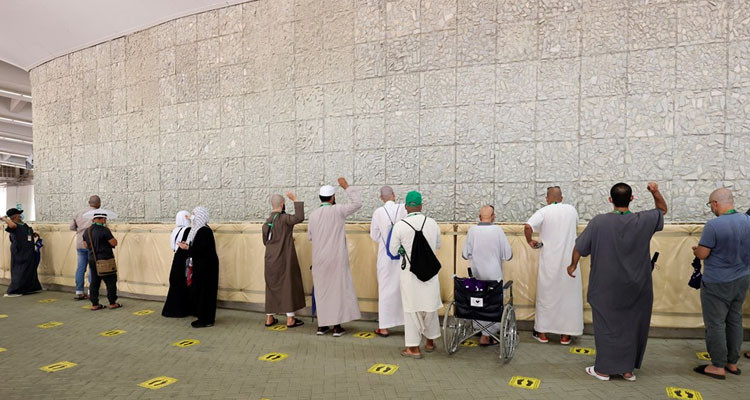 الحجاج المتعجّلون يرمون الجمرات ويتوجهون للحرم المكي لأداء طواف الوداع