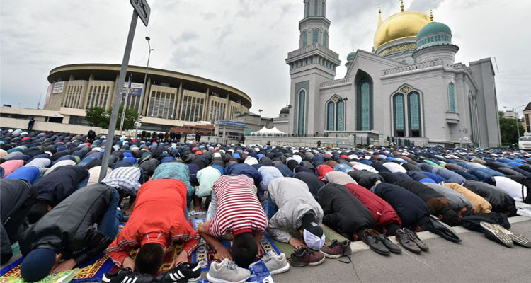 200 ألف مسلم يؤدون صلاة عيد الأضحى بمساجد موسكو