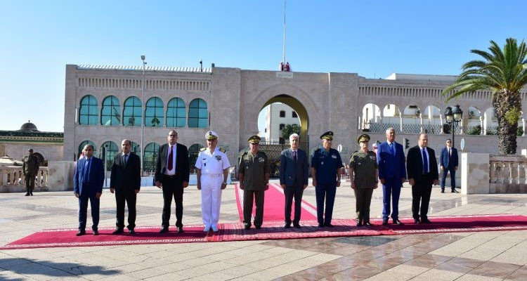 وزير الدفاع الوطني يشرف على موكب رفع العلم بساحة القصبة