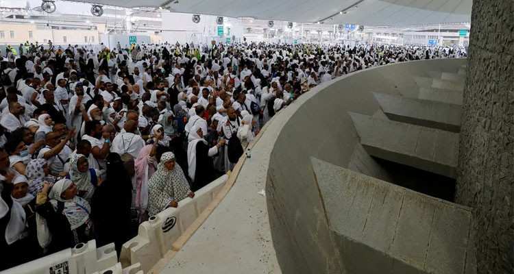 الحجاج يبدأون رمي جمرة ''العقبة'' في مشعر منى