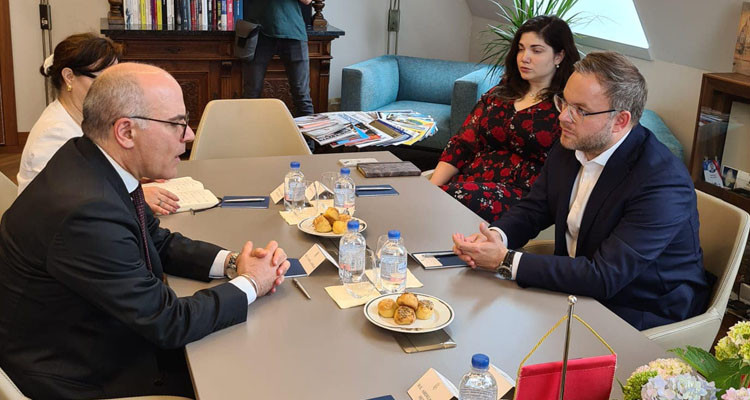 وزير الخارجية يلتقي المدير السياسي لرئيس الوزراء المجري