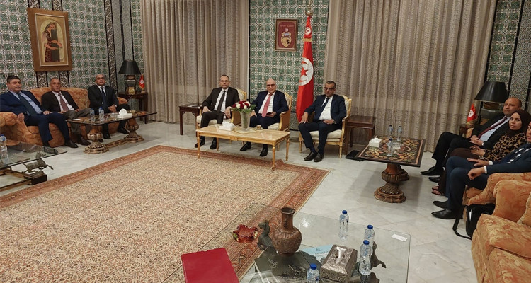 جلسة عمل لوزير الخارجية مع أعضاء السفارة التونسية بالرياض