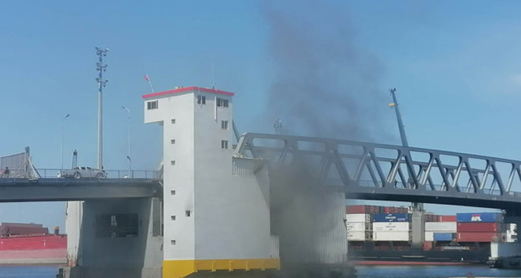 بنزرت: السيطرة على حريق الجسر المتحرك وتواصل الغلق المؤقت لحركة سير العربات