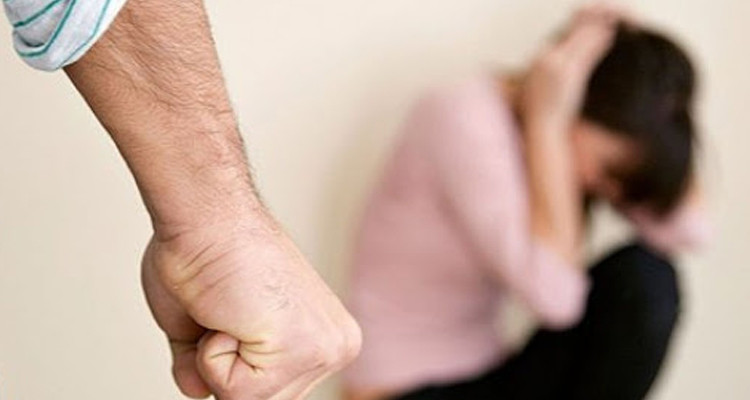 زوج يعتدي بالعنف على زوجته ويشوه جسدها بواسطة آلة حادة ويحاول قتل ابنته الكبرى