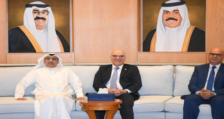 وزير الشؤون الخارجية يجري جلسة عمل مع مدير عام الصندوق الكويتي للتنمية الاقتصادية العربية