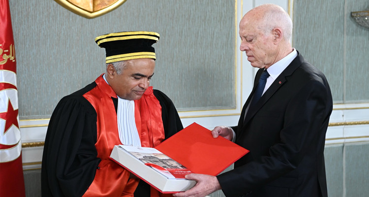 رئيس الدولة يتسلم التقرير السنوي العام للمحكمة الإدارية لسنة 2021