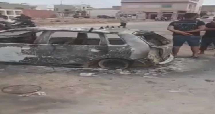 سرقة سيارة أجرة واحتراقها بأحد الأحياء وإحالة سائقها على المستشفى