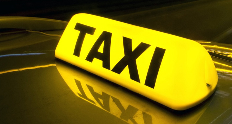 قبلي: أصحاب سيارات التاكسي الفردي ومدارس تعليم السياقة ينفذون وقفة احتجاجية