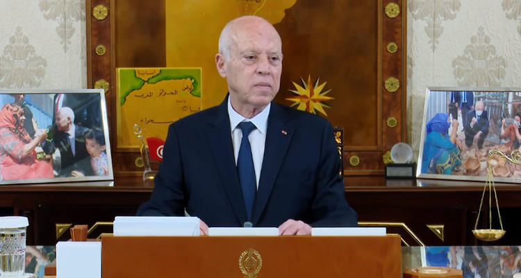 رئيس الدولة: ''ما يبث من برامج وأخبار في التلفزة الوطنية ليس بالبريء ولا يمكن أن يستمر''