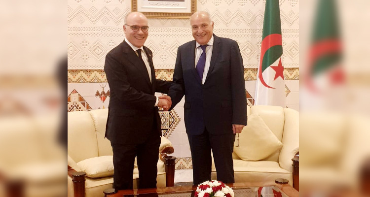 وزير الخارجية يبحث مع نظيره الجزائري ملفات التعاون الثنائي